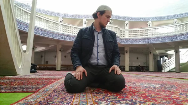 El hombre musulmán reza en la mezquita — Foto de Stock