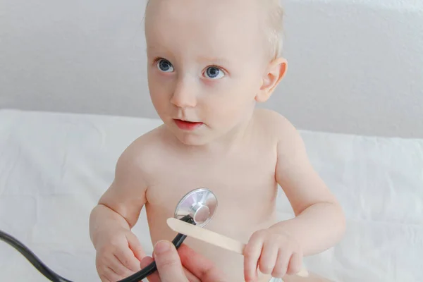 Niño enfermo de un año de edad en la joven doctora —  Fotos de Stock