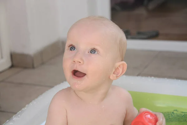 美しいです1年の男の子プレイでザ・スイミングプール — ストック写真