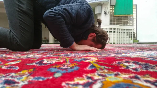 Muslimska mannen ber i moskén — Stockfoto
