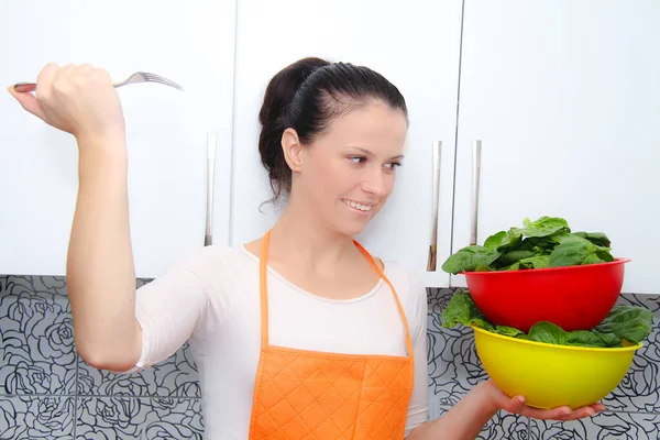 Žena připravuje zdravé jídlo, špenát ve své moderní kuchyni — Stock fotografie