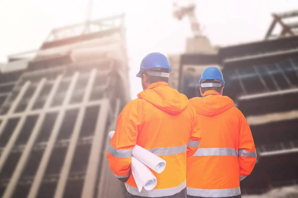 Due ingegneri che guardano il sito di consrtuction — Foto Stock