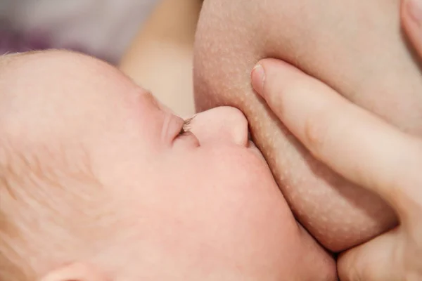 Jonge moeder borstvoeding haar babyjongen — Stockfoto