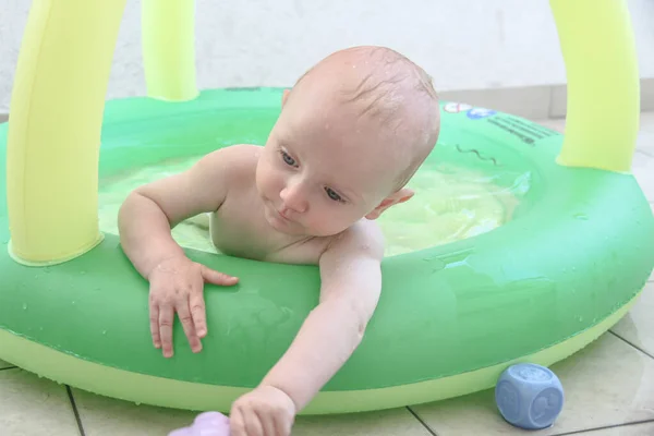 Schöner kleiner Junge spielt auf dem Spielplatz — Stockfoto