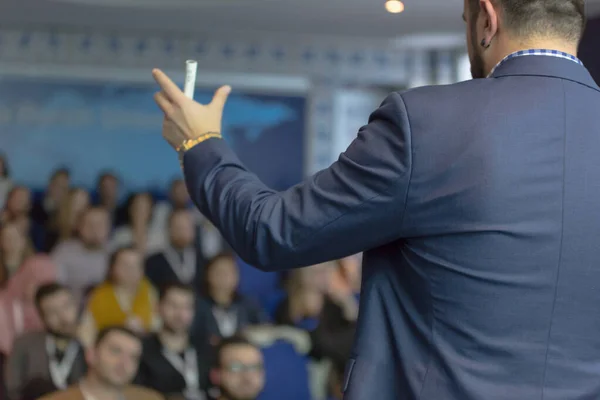 Biznesmen w audytorium, sala konferencyjna, udany start — Zdjęcie stockowe