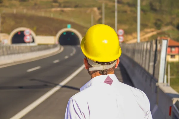 Jeune ingénieur près du tunnel — Photo