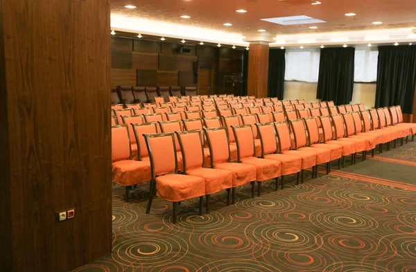 Sala de conferencias o sala de seminarios, fila de asientos vacíos en el auditorio —  Fotos de Stock