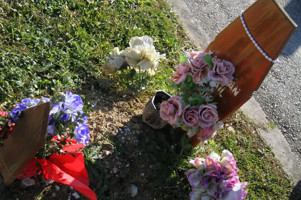 Muslim young baby child grave — Stock Photo, Image