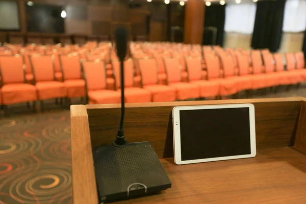 Rostrum con micrófono e ipad en la sala de conferencias —  Fotos de Stock