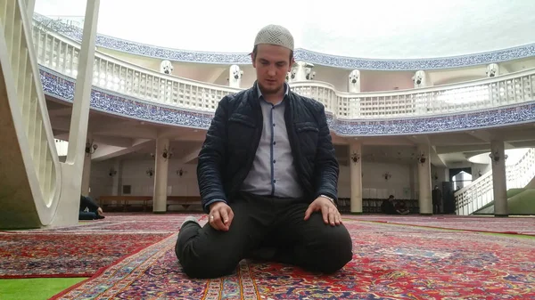 L'uomo musulmano sta pregando nella moschea — Foto Stock