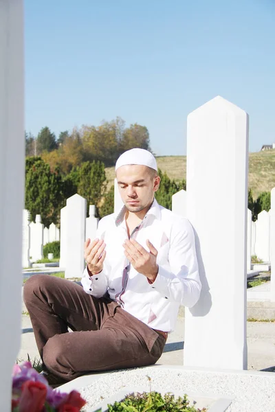 Islamic praying on dead person — Stock Photo, Image