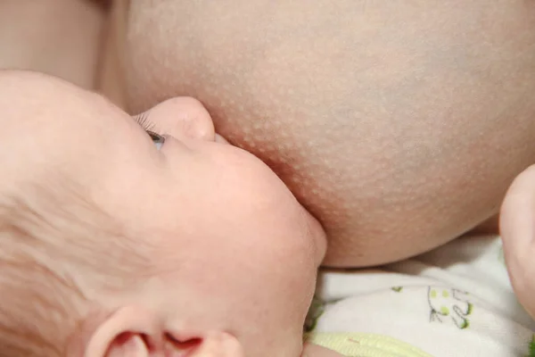 Jeune mère allaitant son bébé garçon — Photo