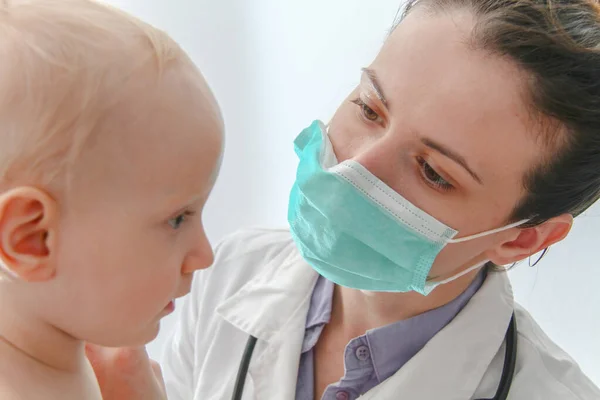 Un bambino malato di un anno al giovane medico femminile — Foto Stock