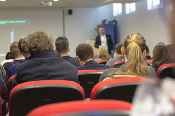 Biznesmen w audytorium, sala konferencyjna, udany start — Zdjęcie stockowe