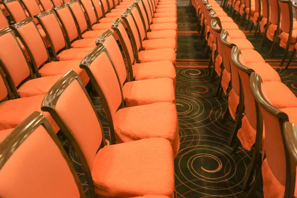 Sala de conferencias o sala de seminarios, fila de asientos vacíos en el auditorio —  Fotos de Stock