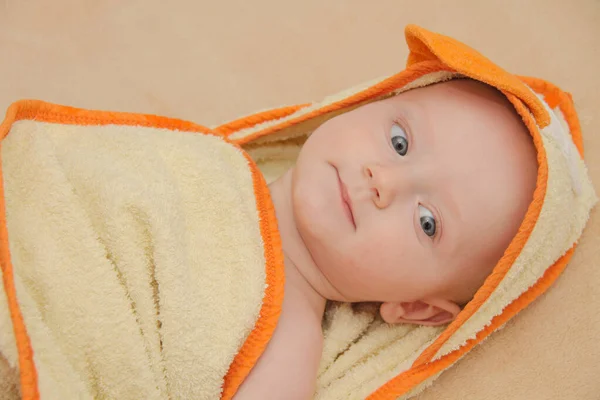 Menino lindo, cinco meses de idade brincando — Fotografia de Stock