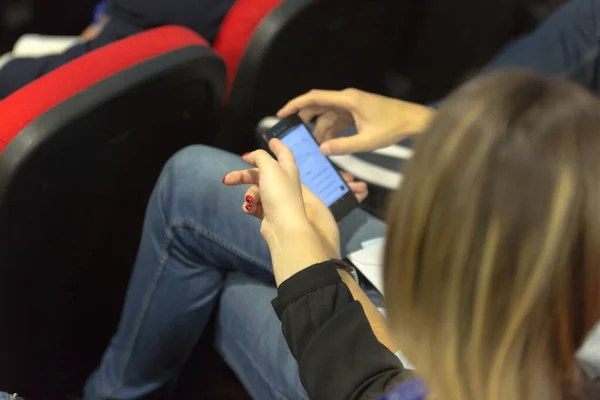 Durante la conferencia de negocios gente de negocios usando smatphone — Foto de Stock