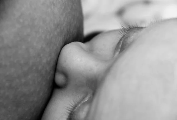 年轻妈妈母乳喂养她的宝贝儿子 — 图库照片