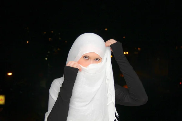 Belle femme musulmane se préparer à prier — Photo