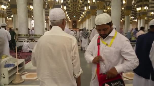 MECCA, SAUDI ARABIA, settembre 2016 - Pellegrini musulmani provenienti da tutto il mondo si sono riuniti per esibirsi Umrah o Hajj alla moschea Haram alla Mecca . — Video Stock