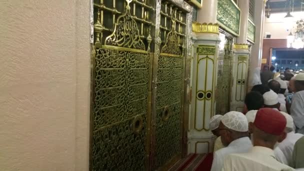 メッカ, サウジアラビア、2016 年 9 月 - 世界中からイスラム教徒の巡礼者がメッカの Umrah またはハラム ・ モスクでメッカ巡礼を実行する収集. — ストック動画