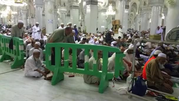 MECCA, SAUDI ARABIA, September 2016 Peziarah Muslim dari seluruh dunia berkumpul untuk melakukan Umrah atau Haji di Masjid Haram di Mekkah . — Stok Video
