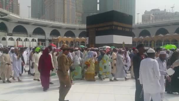 Mekka, Saudiarabien, September 2016 - muslimska pilgrimer från hela världen samlades för att utföra Umrah eller Hajj i Haram-moskén i Mekka. — Stockvideo