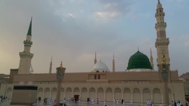 Mekka, Saudiarabien, September 2016 - muslimska pilgrimer från hela världen samlades för att utföra Umrah eller Hajj i Haram-moskén i Mekka. — Stockvideo