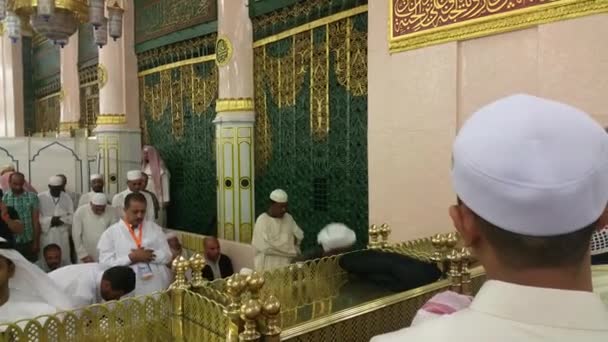 MECCA, SAUDI ARABIA, setembro de 2016 - Peregrinos muçulmanos de todo o mundo se reuniram para realizar Umrah ou Hajj na Mesquita Haram em Meca . — Vídeo de Stock
