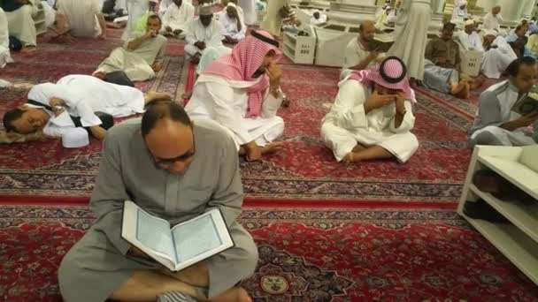 Mekka, Saudiarabien, September 2016 - muslimska pilgrimer från hela världen samlades för att utföra Umrah eller Hajj i Haram-moskén i Mekka. — Stockvideo