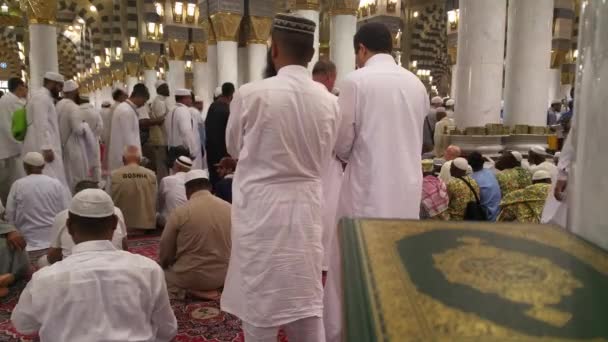 メッカ, サウジアラビア、2016 年 9 月 - 世界中からイスラム教徒の巡礼者がメッカの Umrah またはハラム ・ モスクでメッカ巡礼を実行する収集. — ストック動画