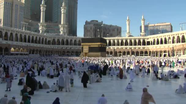 MECCA, SAUDI ARABIA, September 2016 - Muslim pilgrims from all over the world gathered to perform Umrah or Hajj at the Haram Mosque in Mecca. — Stock Video