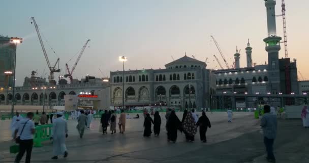 Mekka, Saudiarabien, September 2016 - muslimska pilgrimer från hela världen samlades för att utföra Umrah eller Hajj i Haram-moskén i Mekka. — Stockvideo