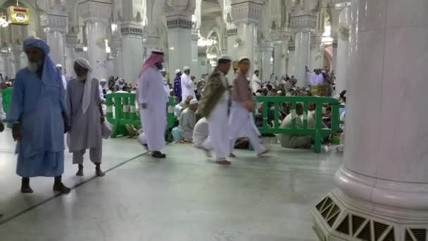 Mecca, Szaúd-Arábia, szeptember 2016 - muzulmán zarándokok a világ minden tájáról összegyűltek, hogy végezze el Umrah vagy a Haram mecsetben Hajj Mekkába. — Stock videók
