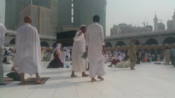 MECCA, SAUDI ARABIA, setembro de 2016 - Peregrinos muçulmanos de todo o mundo se reuniram para realizar Umrah ou Hajj na Mesquita Haram em Meca . — Vídeo de Stock