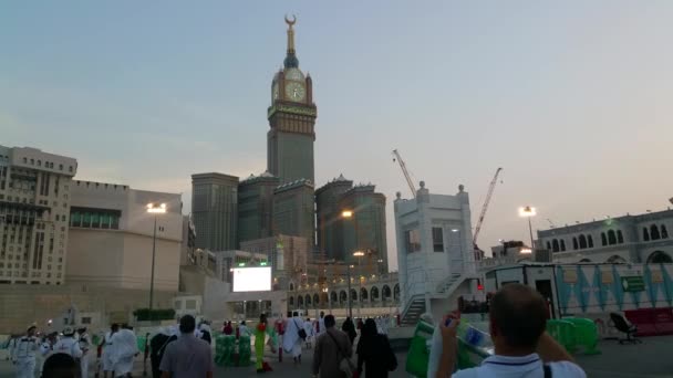 Mecca, Saudi-Arabië, September 2016 - moslim pelgrims van over de hele wereld verzameld of uit te voeren Umrah Hajj in de moskee Haram in Mekka. — Stockvideo