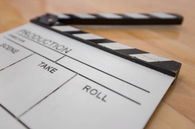 Ahşap arka planda film alkışı, sinema konsepti