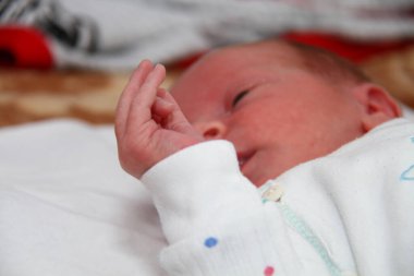 Küçük erkek bebeğin el