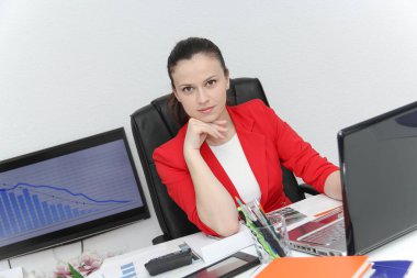 Çok iş kadın calculato grafiklerle yatırım analizi