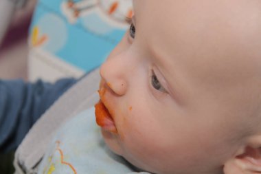 Genç anne oğlunu evde besliyor.