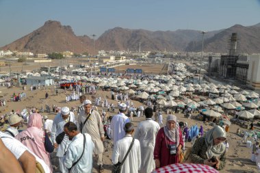 Medine, Suudi Arabistan ve Müslüman Hacılar Uhud 'un zirvesine çıktılar