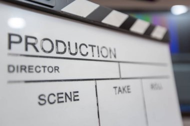 Arka planda film alkışlaması ve düzenleme odası