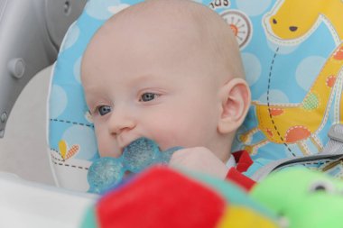 Güzel erkek bebek oyun alanında oynuyor.