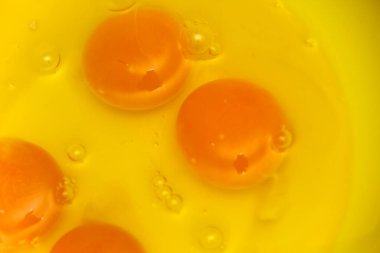 Sarı kasedeki yumurtalar, seçici odaklanma