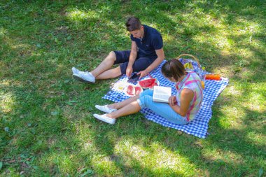 Mutlu çift parkta pikniğin tadını çıkarın.