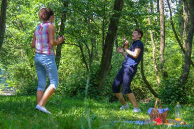 Mutlu çift parkta pikniğin tadını çıkarın.