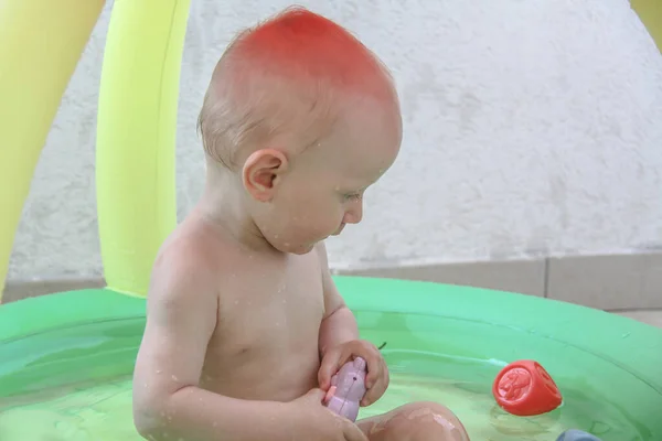 Schöner kleiner Junge spielt auf dem Spielplatz — Stockfoto