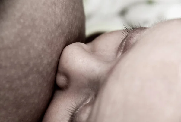젊은 어머니 모유 그녀의 아기 — 스톡 사진