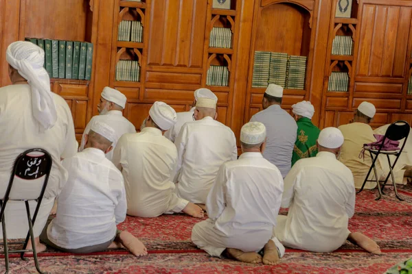 Μουσουλμάνοι άνθρωποι που κάνουν παραδοσιακή προσευχή στο Θεό — Φωτογραφία Αρχείου
