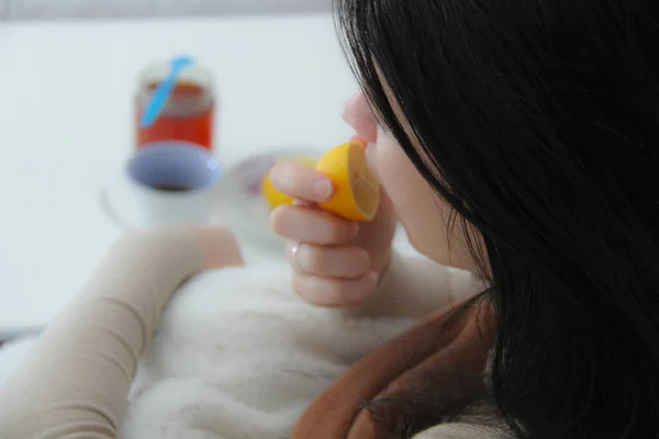 Junge kranke Frau liegt im Bett — Stockfoto